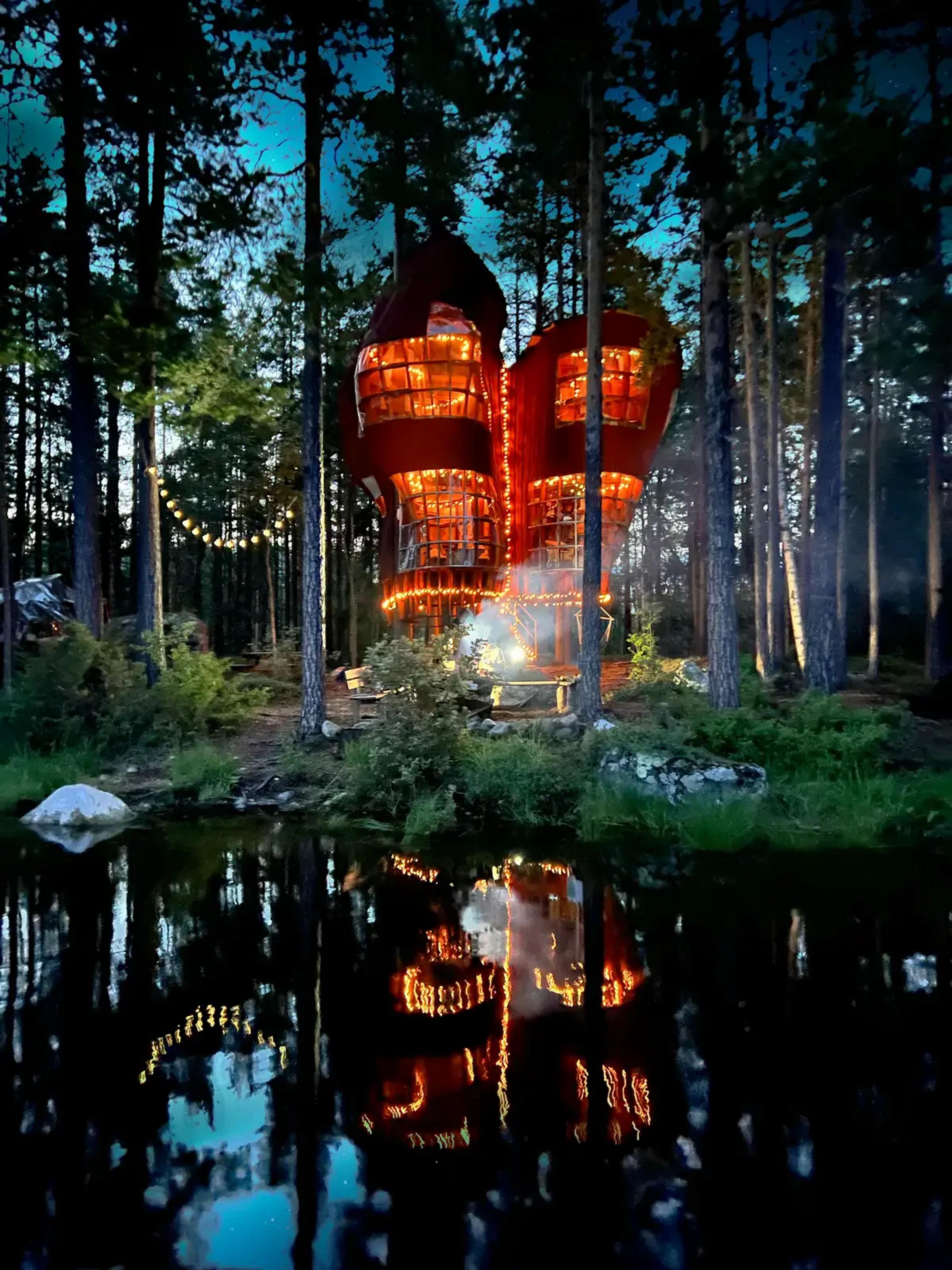 Trädhus på en privat ö. Östavall, Sverige