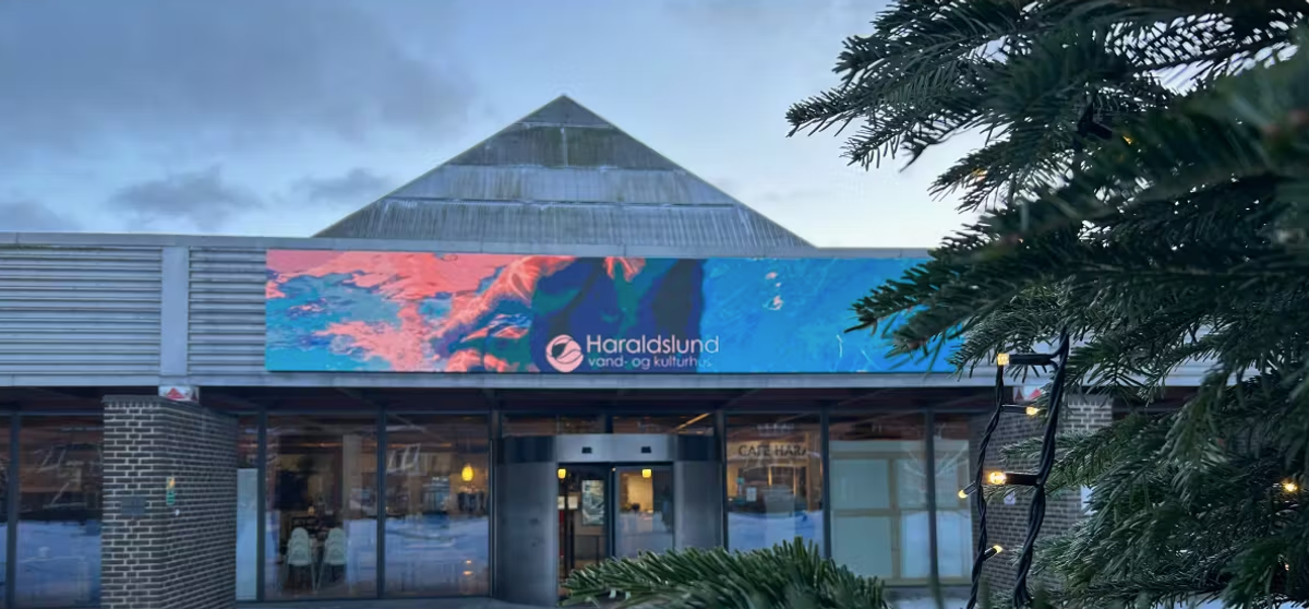 indgang og pyramideform hos Haraldslund Vand og Kulturhus i Aalborg