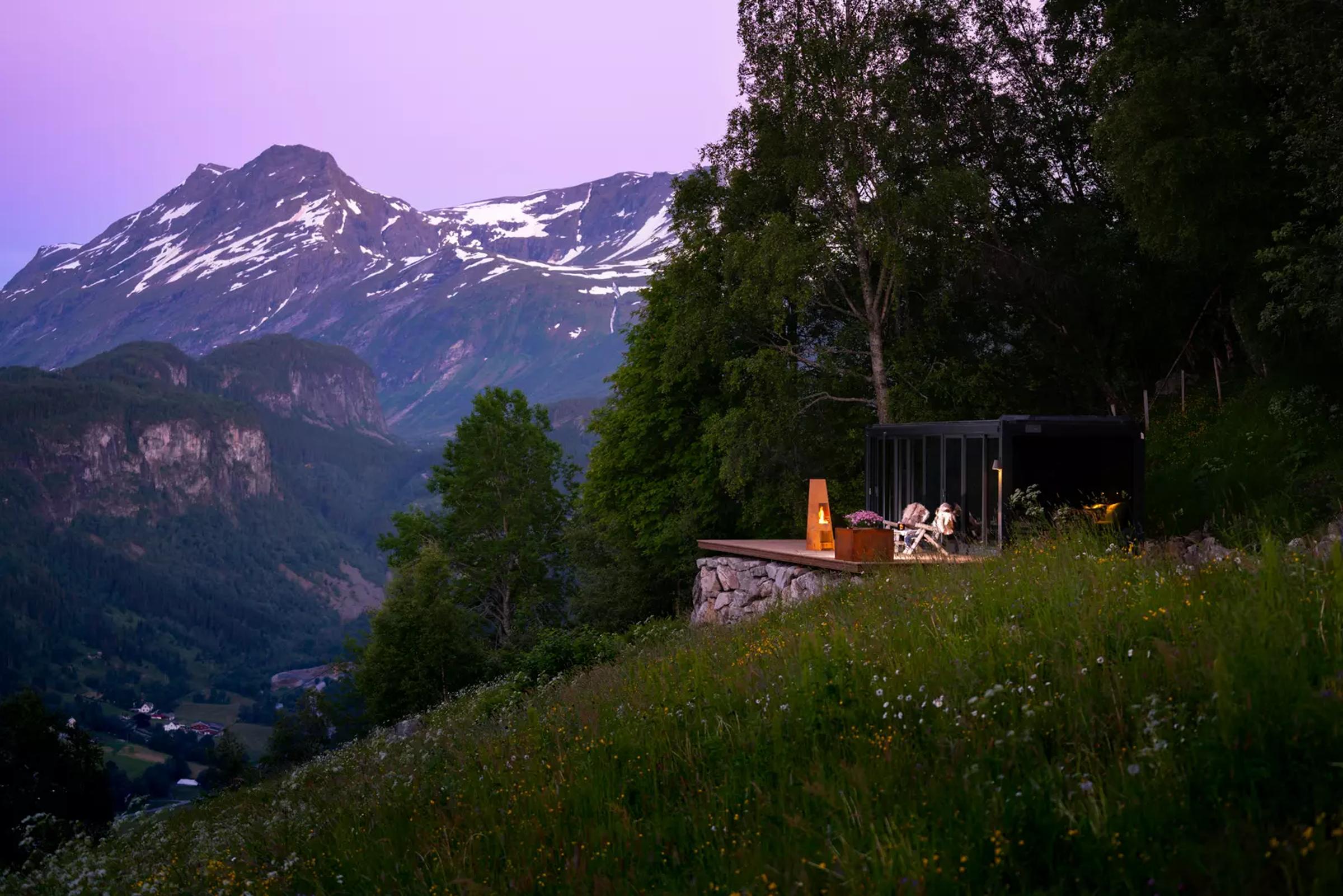 Blåhornet, glasshytte med utsikt over fjord og fjell