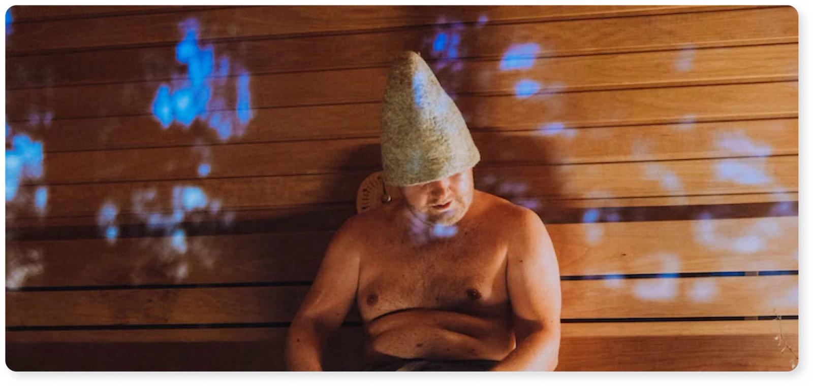 mand med hue i saunagus