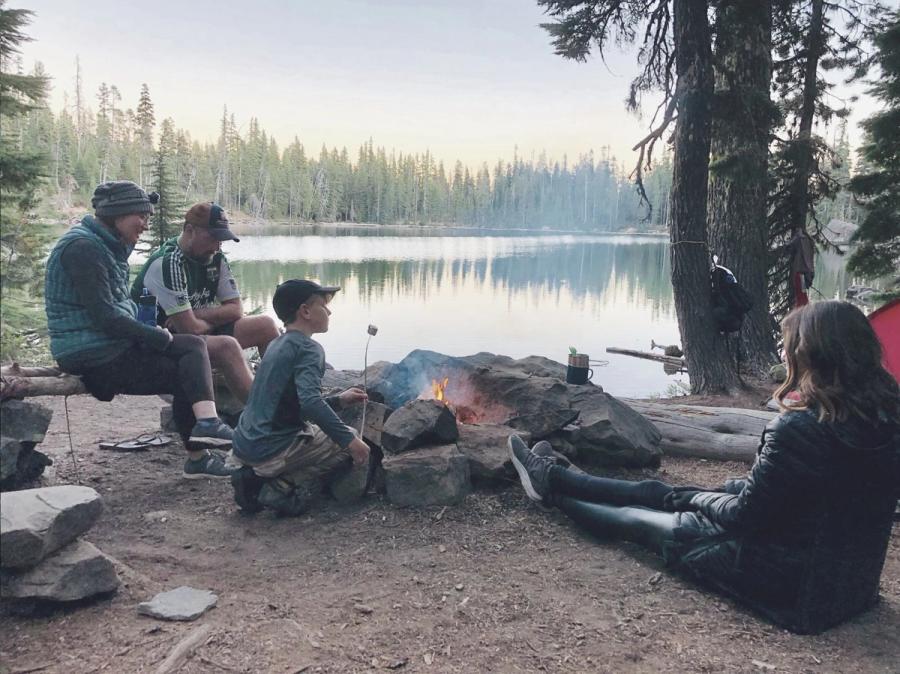 Familie på campingtur i naturen
