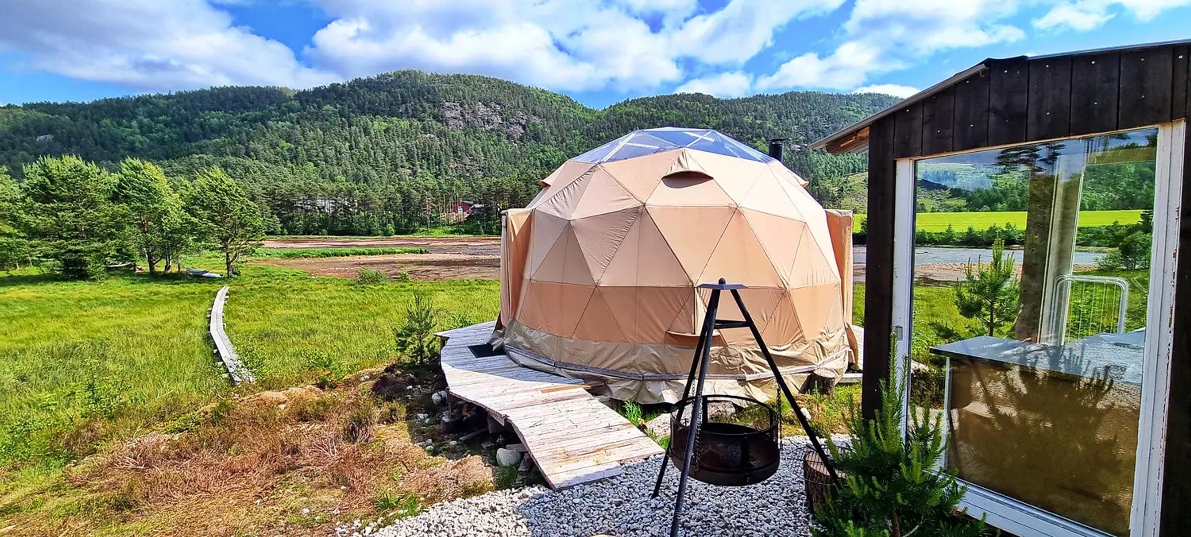 Arctic Dome ved floden i Agder
