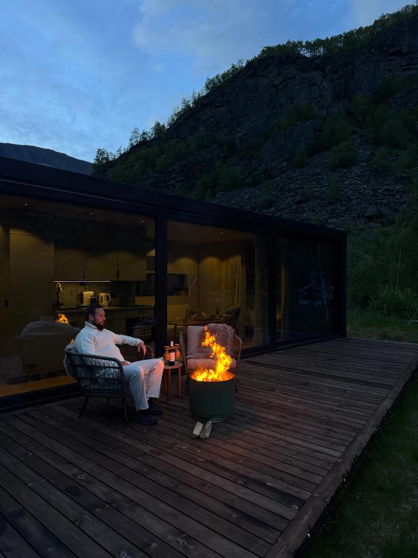 Uteplassen ved minihuset med elven rett foran