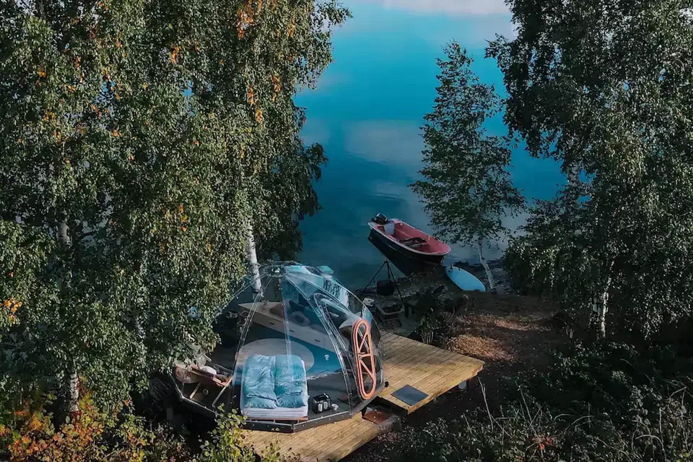 Glamping dome ved en liten innsjø utenfor Oslo