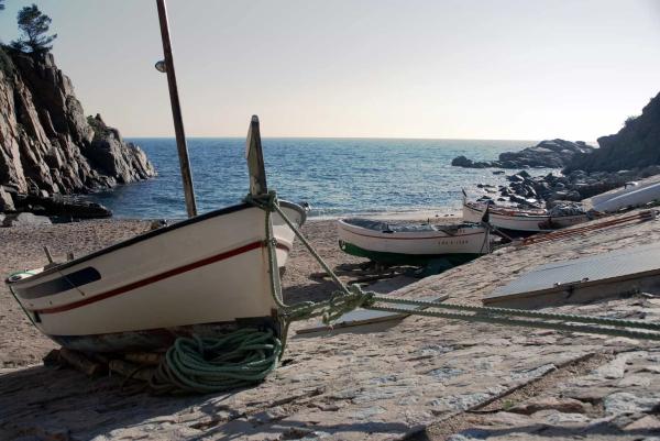Barcos de pesca en la costa brava en España