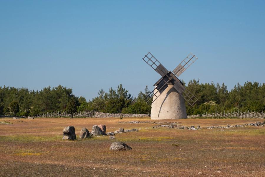 Camping på Gotland i Sverige, ved en tradisjonell vindmølle