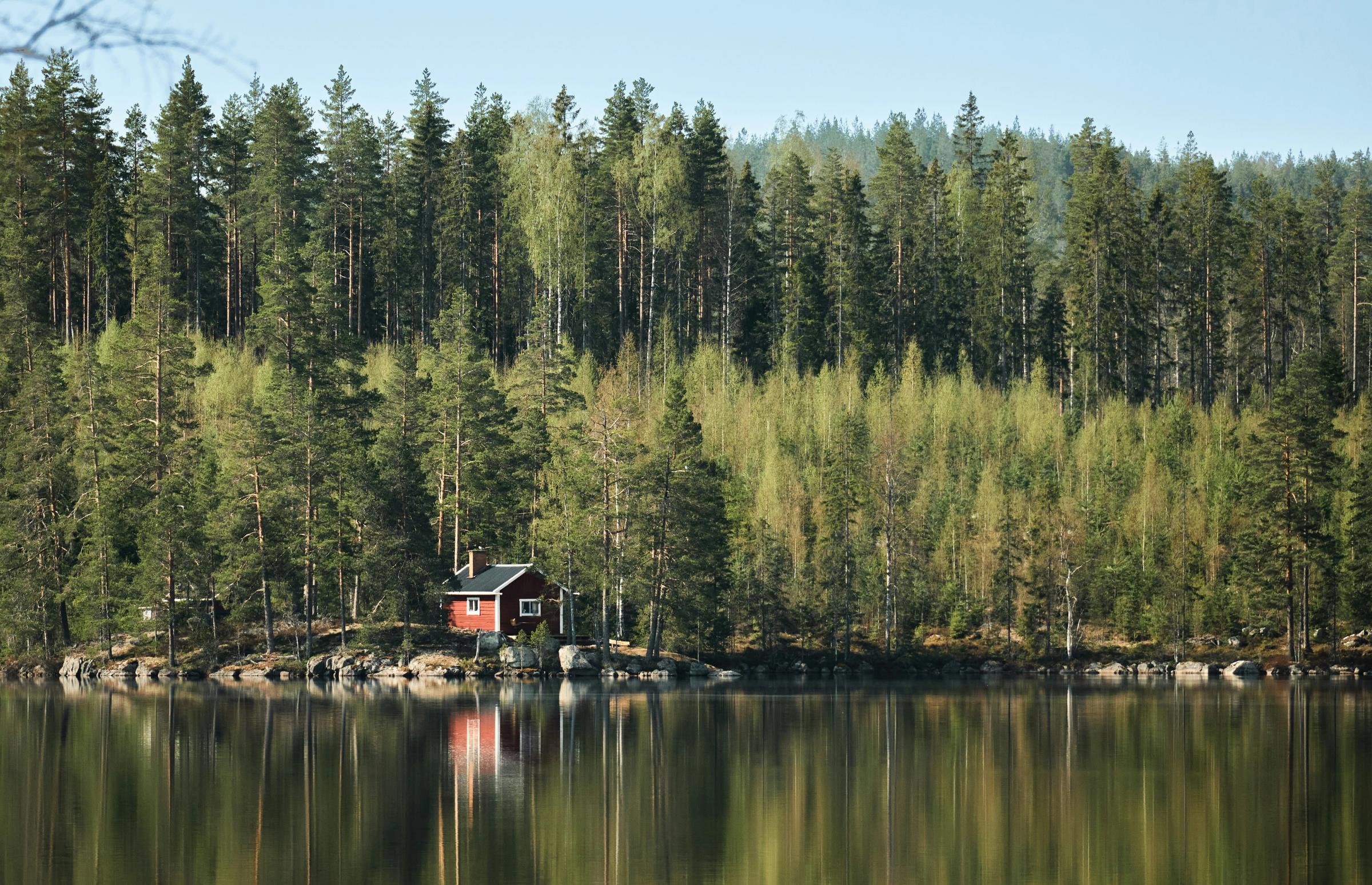 Hus vid sjön i Dalarna