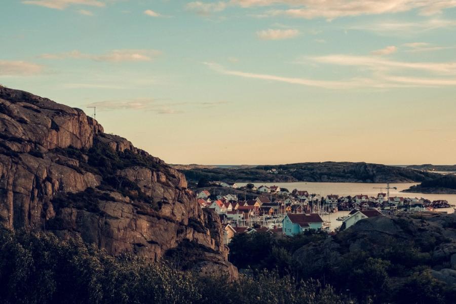 Klippor över liten kuststad på Sveriges västkust