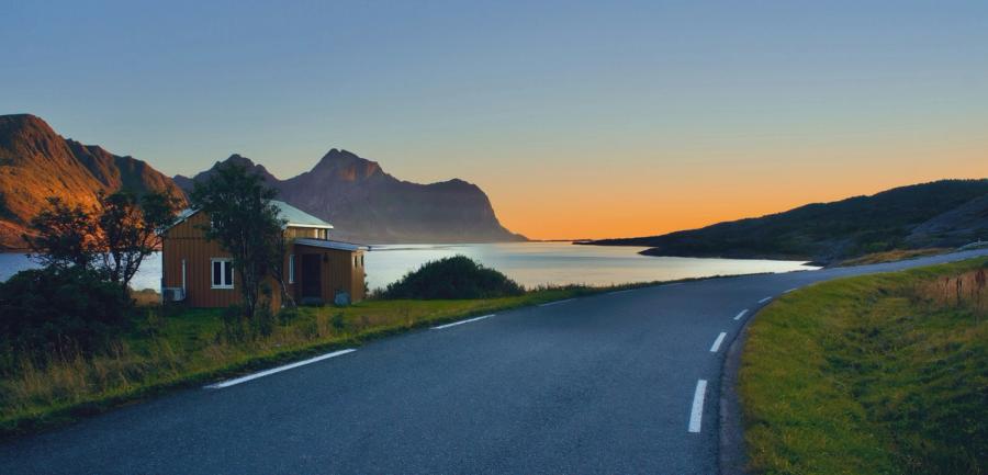 Landevei i midnattsol i Nordland