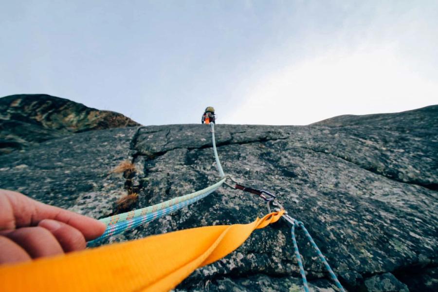 To klatrere som bestiger en loddrett klippe i Spania