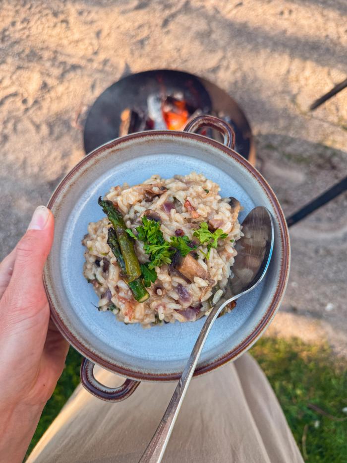 Risotto tillagad över elden