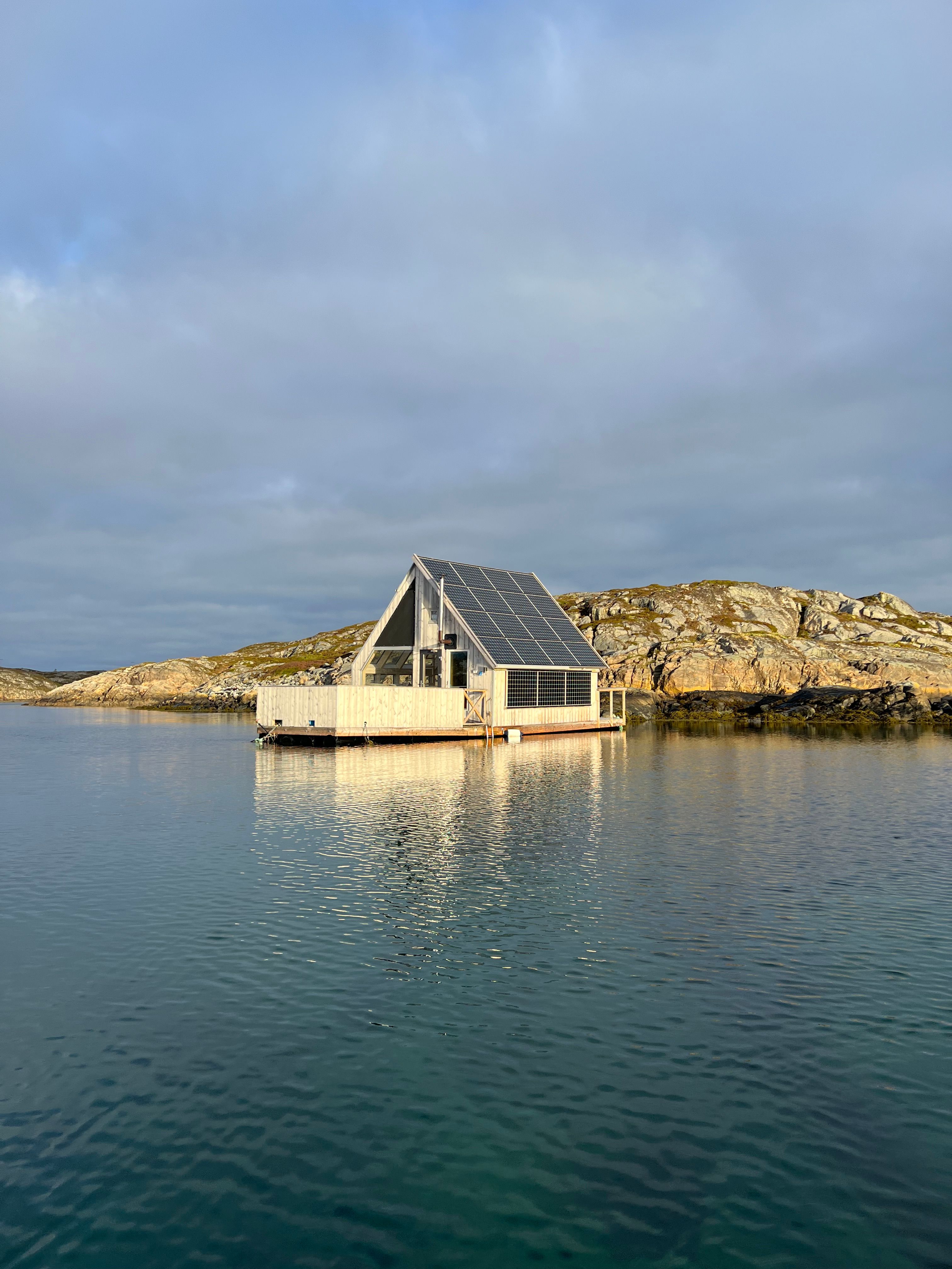 En vild venindetur til en flydende hytte i Norge