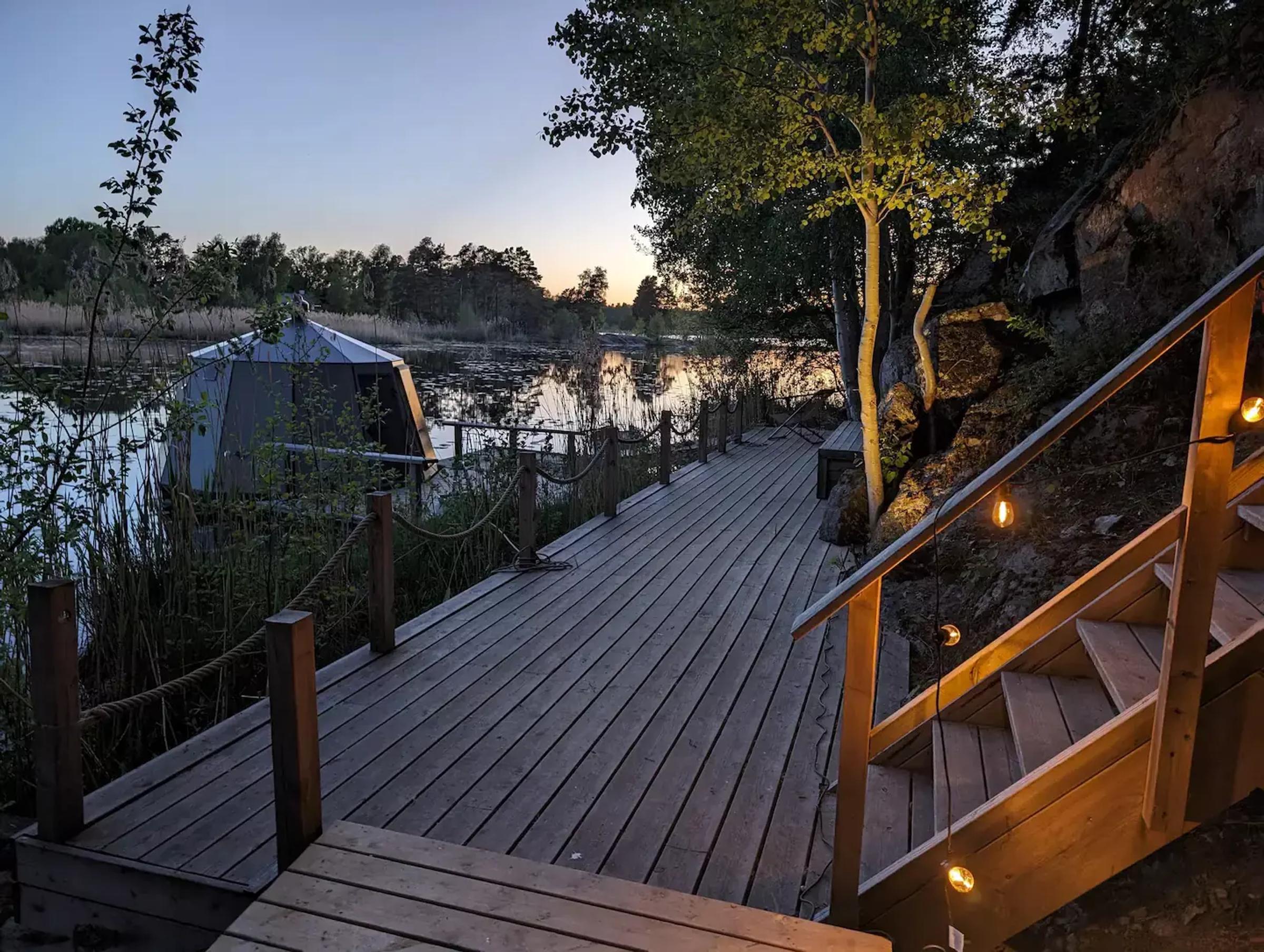 Romantic glass igloo with private forest spa in Tyresö