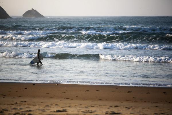 Surfen in kleinen Strandorten in Portugal