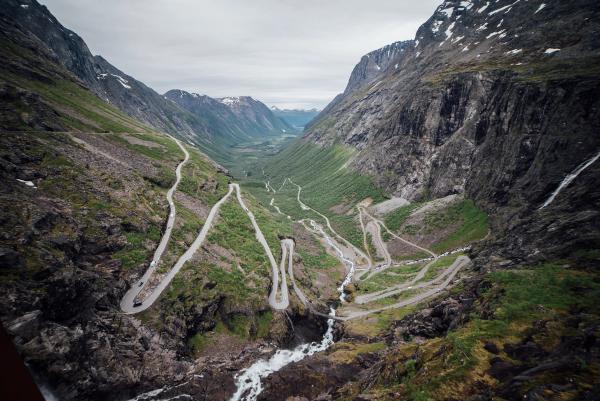 Den spektakulære veien opp Trollstigen, en vanlig reisevei for campingferie i Norge
