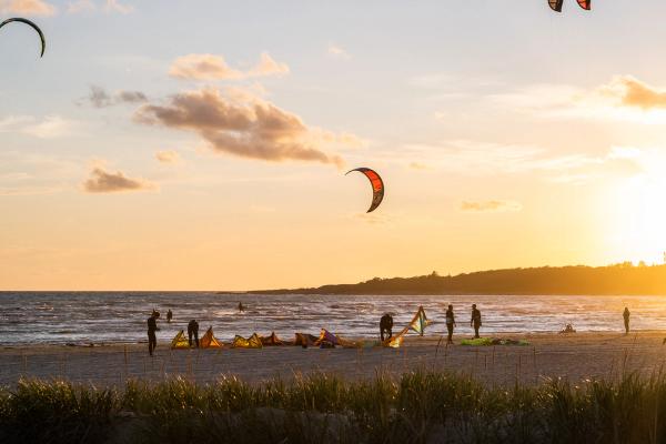 Kite och vindsurfing på en populär campingstrand i Sverige