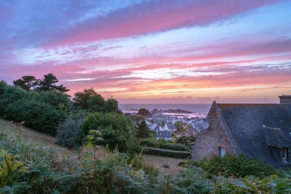 Solnedgang på kysten av Bretagne i Frankrike