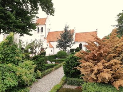 Den lokala kyrkan vid sjön