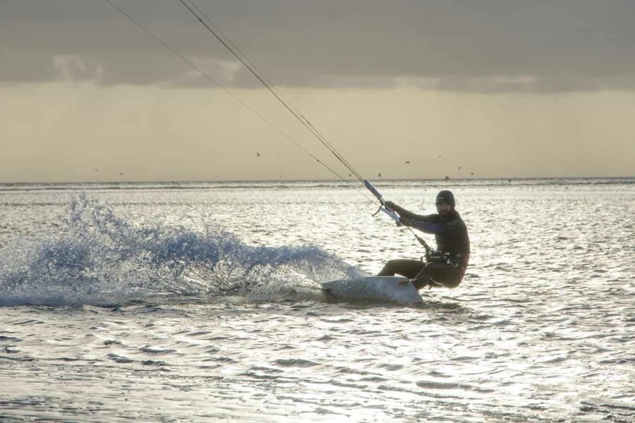 Een man die kite surft in de Noordzee in Nederland