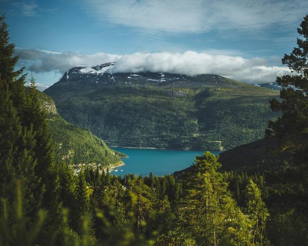 Utsikt over en innsjø nær Stryn i Norge