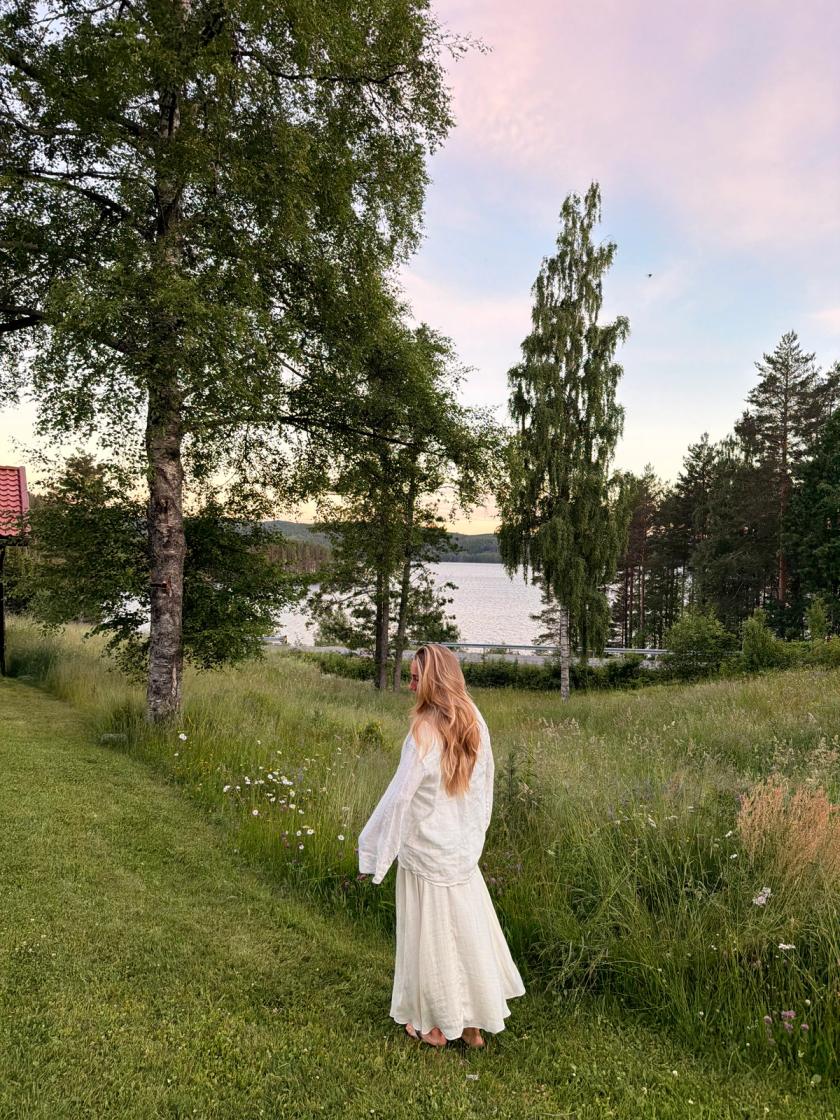 Petra vid stugan i Bolkesjø