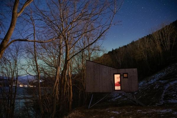 Moderne tretopphytte i Hardangerfjorden