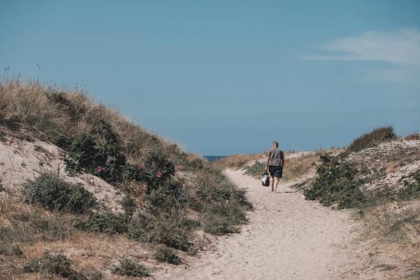 Hvide sandstier, der fører dig til stranden på Bornholm, Danmark