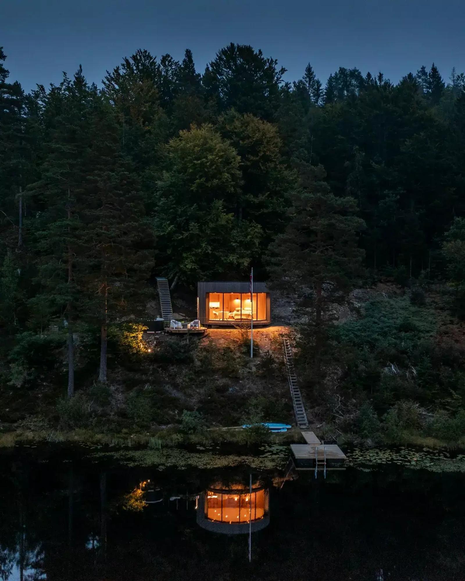 kveldskos i en glassdome i skogen