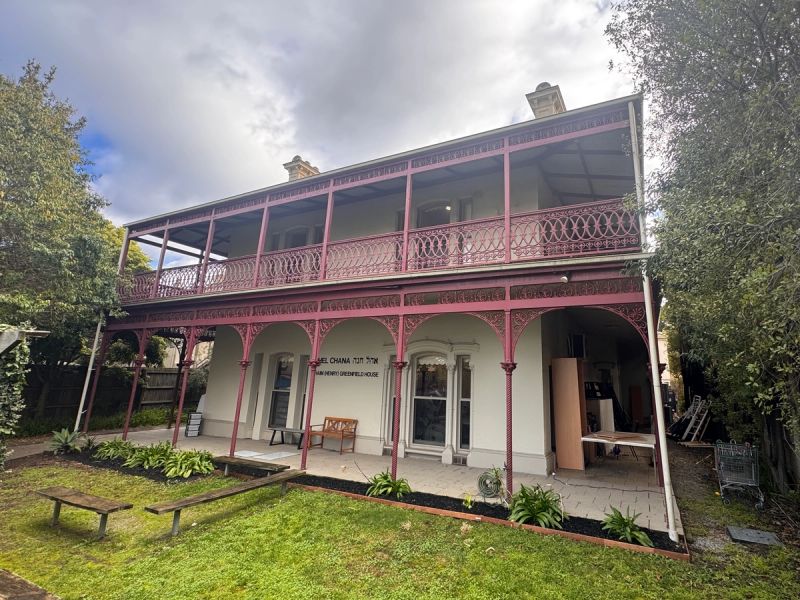 Two-storey Victorian building in St Kilda East with cast-iron lace verandahs