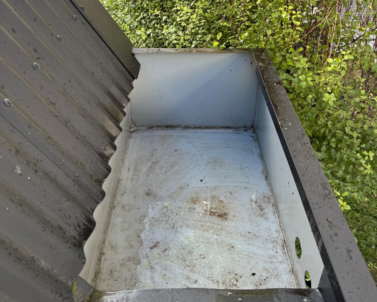 Barkly Street Colorbond gutter run cleared and flow-tested after cleaning