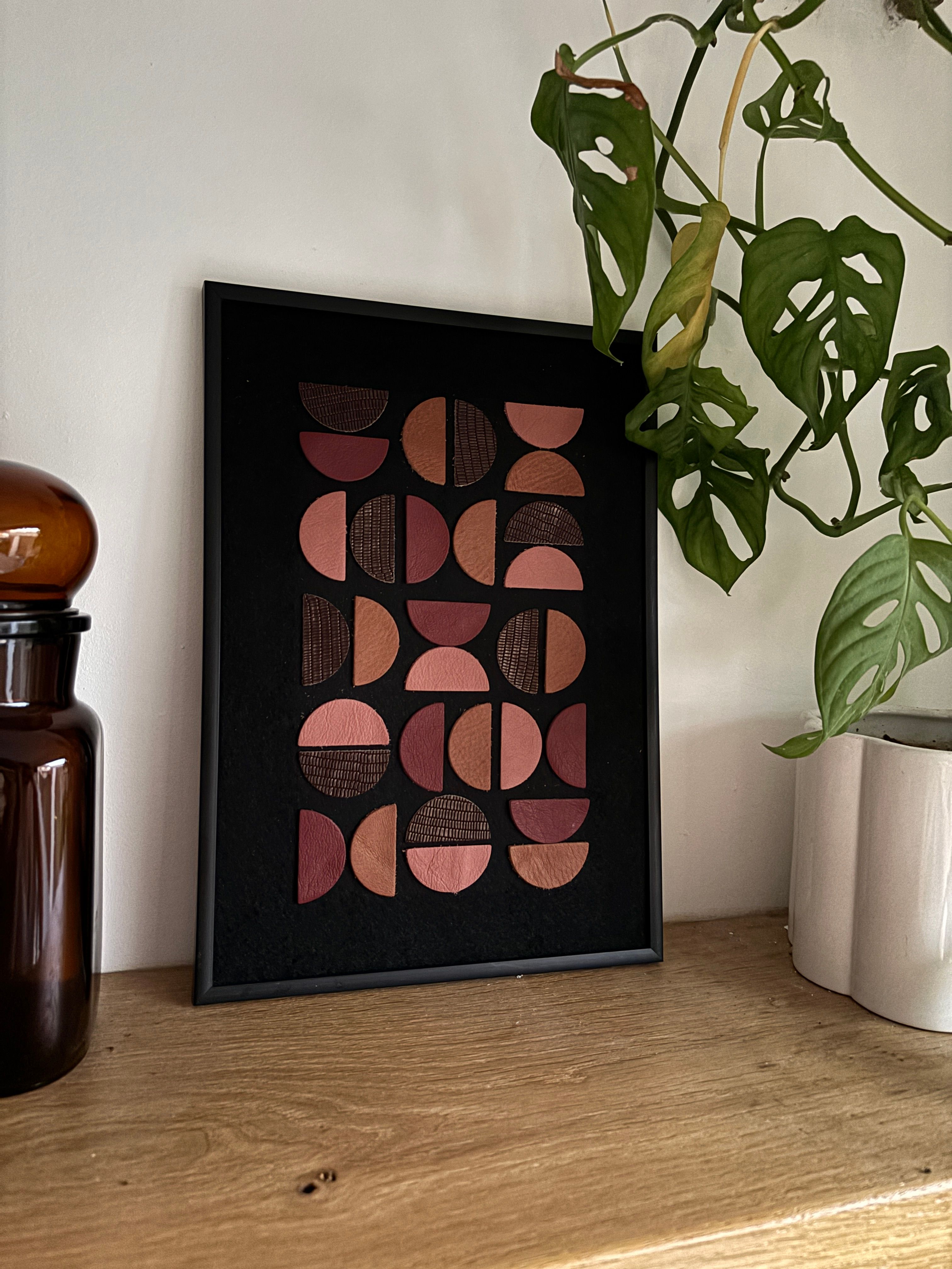 Schilderij met restleren halve maanvormen | Stof Sieraden