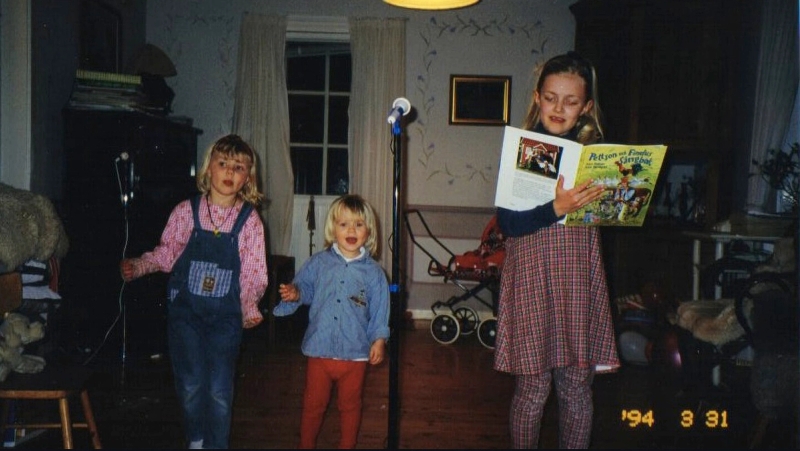 Systrarna uppträder