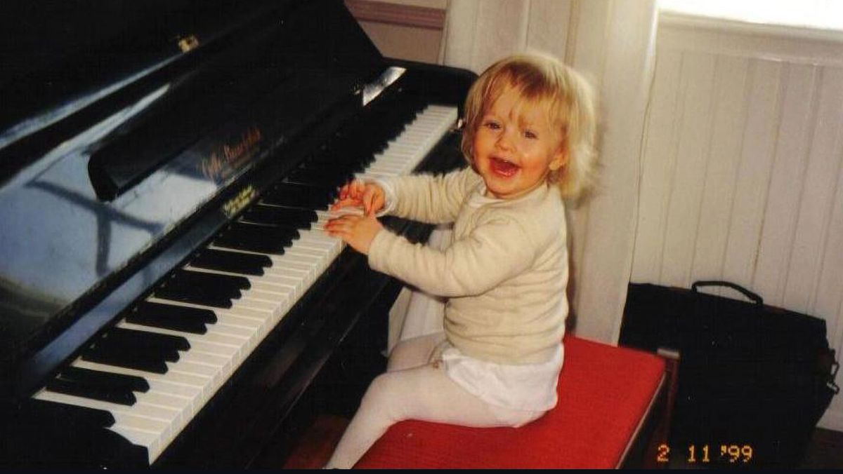 Maria spelar piano