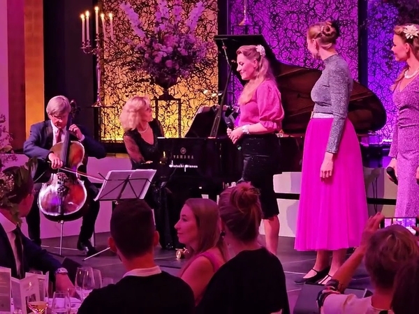 The Hebbe Family uppträder på stort bröllop i Schweiz