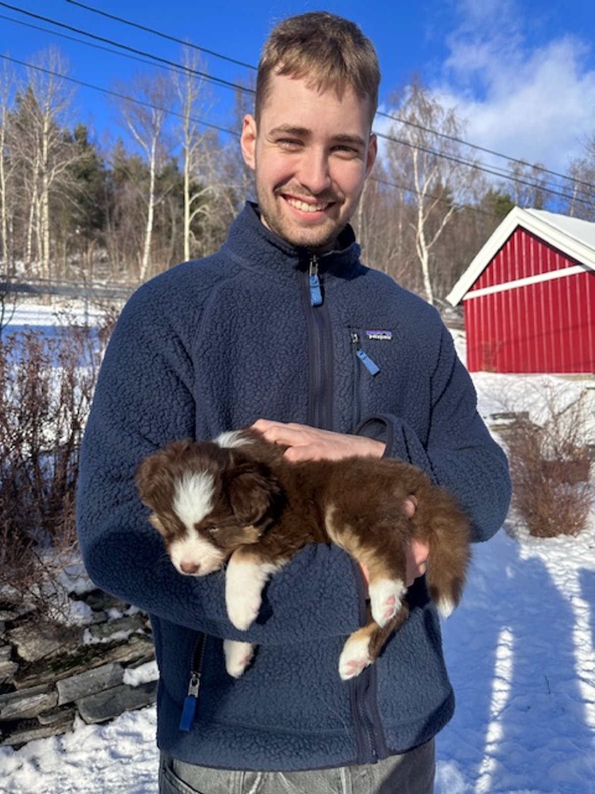 Eskil med valpen Runi på hentedagen