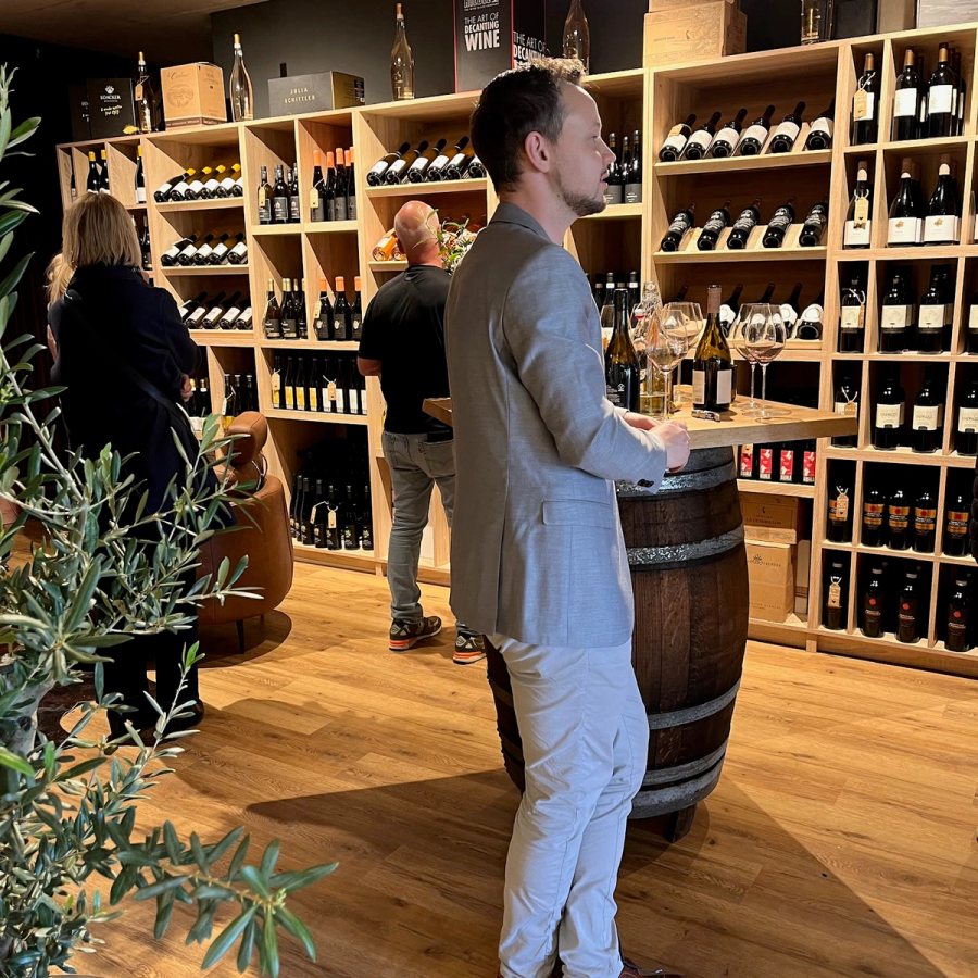 Vinothek-Beratung vor dem Weinregal