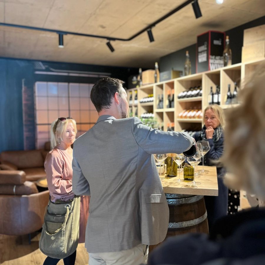 Wein wird an der Liveküche eingeschenkt bei der Thoki-Weinprobe
