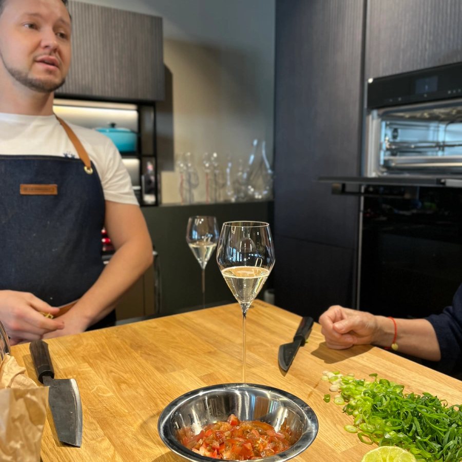 Tomatensauce wird beim Kochevent mit Gast vorbereitet