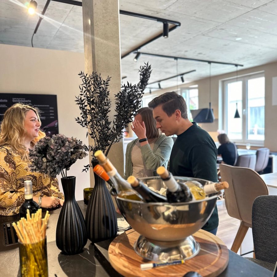 Weinprobe am Champagner-Kühler im Thoki Studio