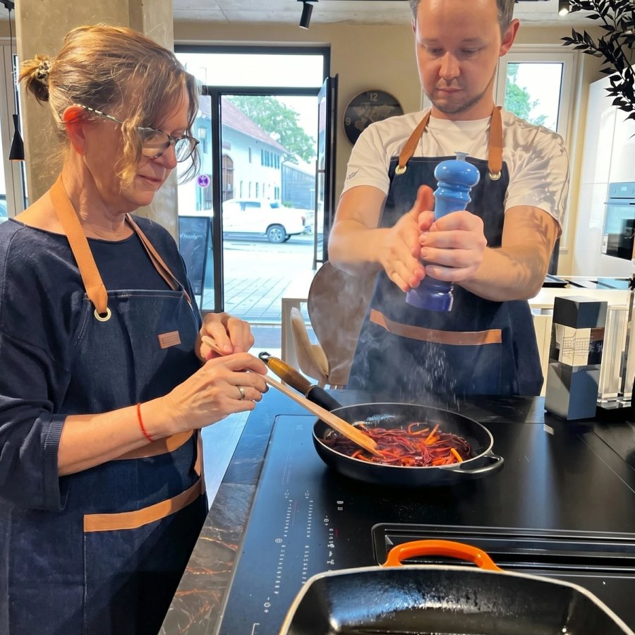 Gemeinsames Kochen an der Liveküche beim Thoki-Kochevent