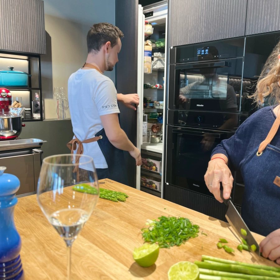 Gemeinsames Kochen am Backofen und Schneidebrett