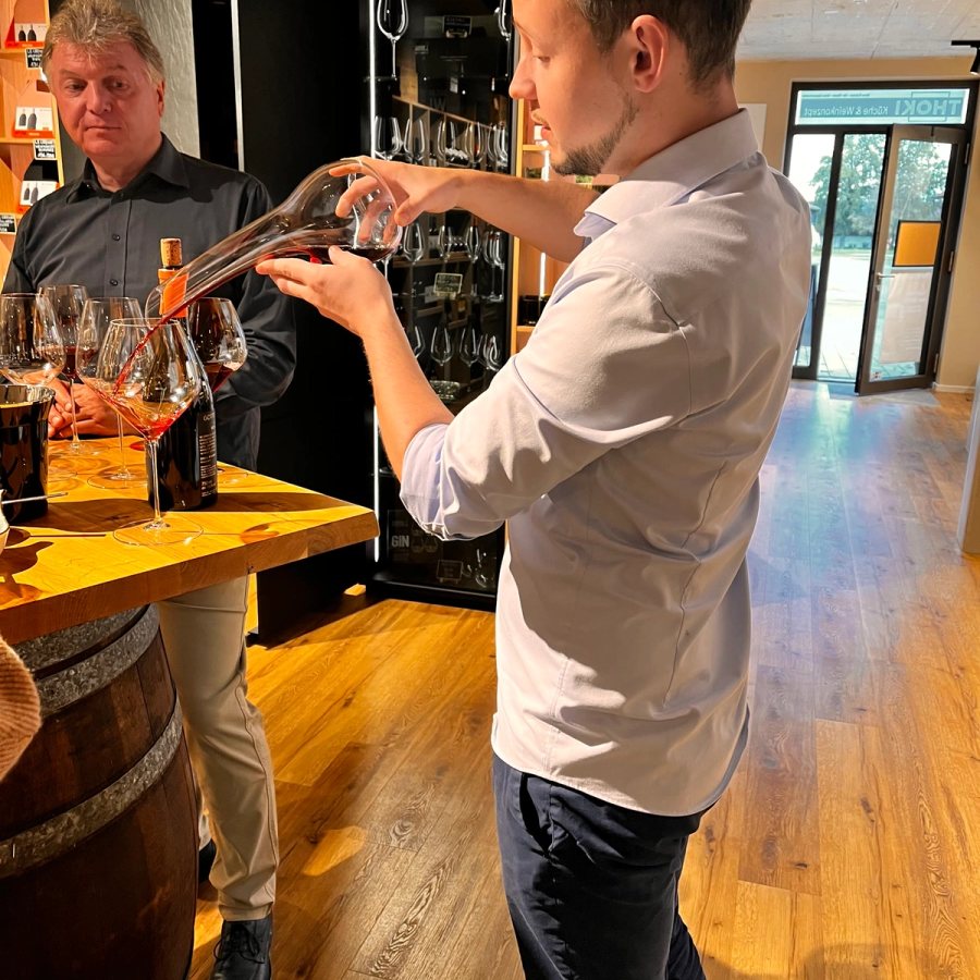 Weinprobe am Weinfass-Tresen im Thoki Studio