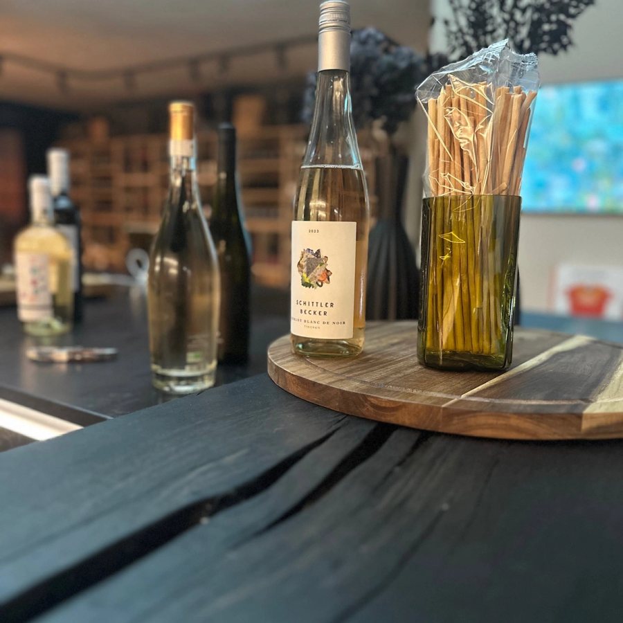Weinprobe-Stillleben: Riesling mit kleinen Speisen