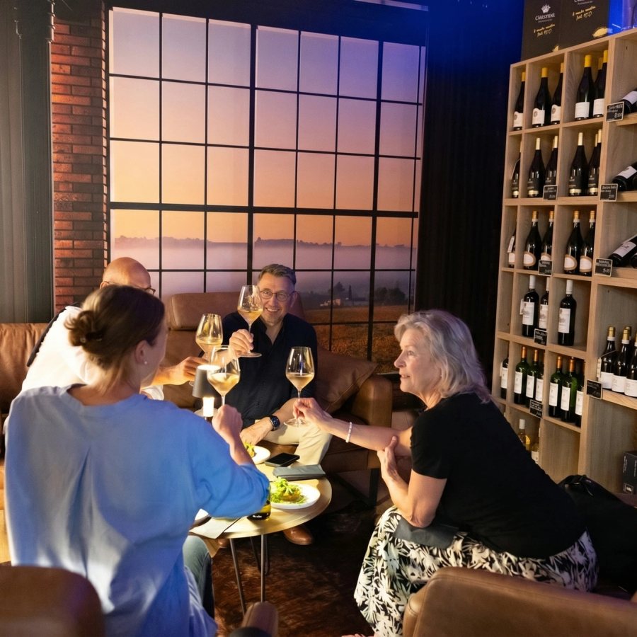 Weinzeit-Runde am Fenster im warmen Abendlicht