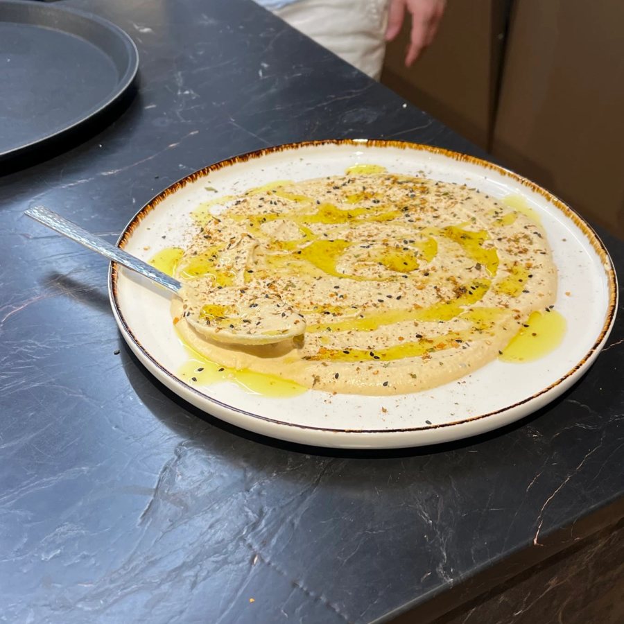 Hummus-Anrichtung auf der Marmor-Theke beim Weinzeit-Abend
