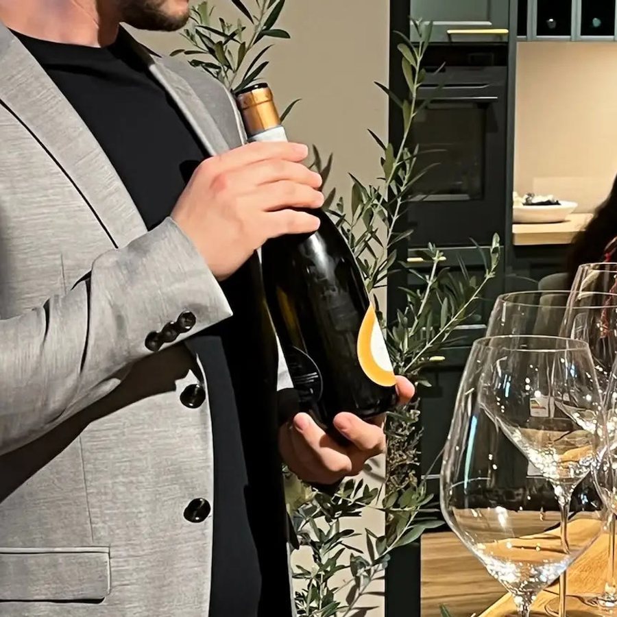 Weinprobe-Abend mit Weinpräsentation für die Gäste-Runde