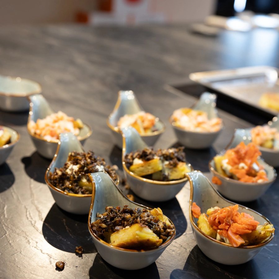 Fingerfood-Arrangement auf der Liveküche-Theke beim Weinzeit-Abend