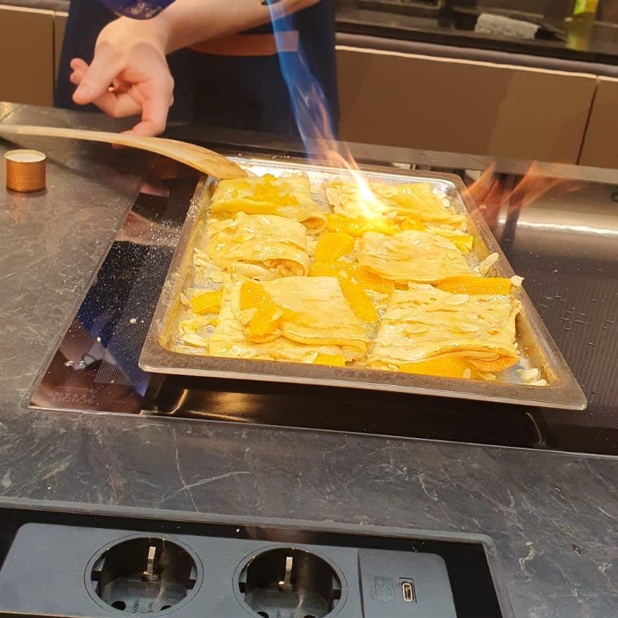 Flambieren an der Liveküche beim Thoki-Kochevent