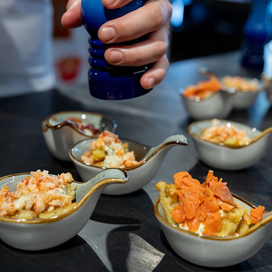 Amuse-Bouche mit Garnelen, frisch zubereitet in der Studio-Liveküche