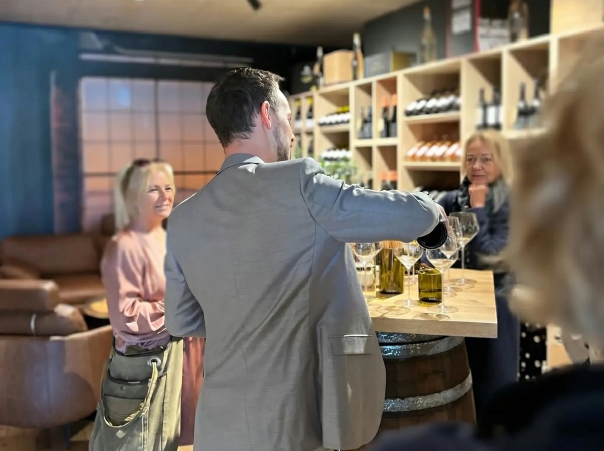 Weinpräsentation vor Gästen bei der Thoki-Weinprobe in Wörthsee